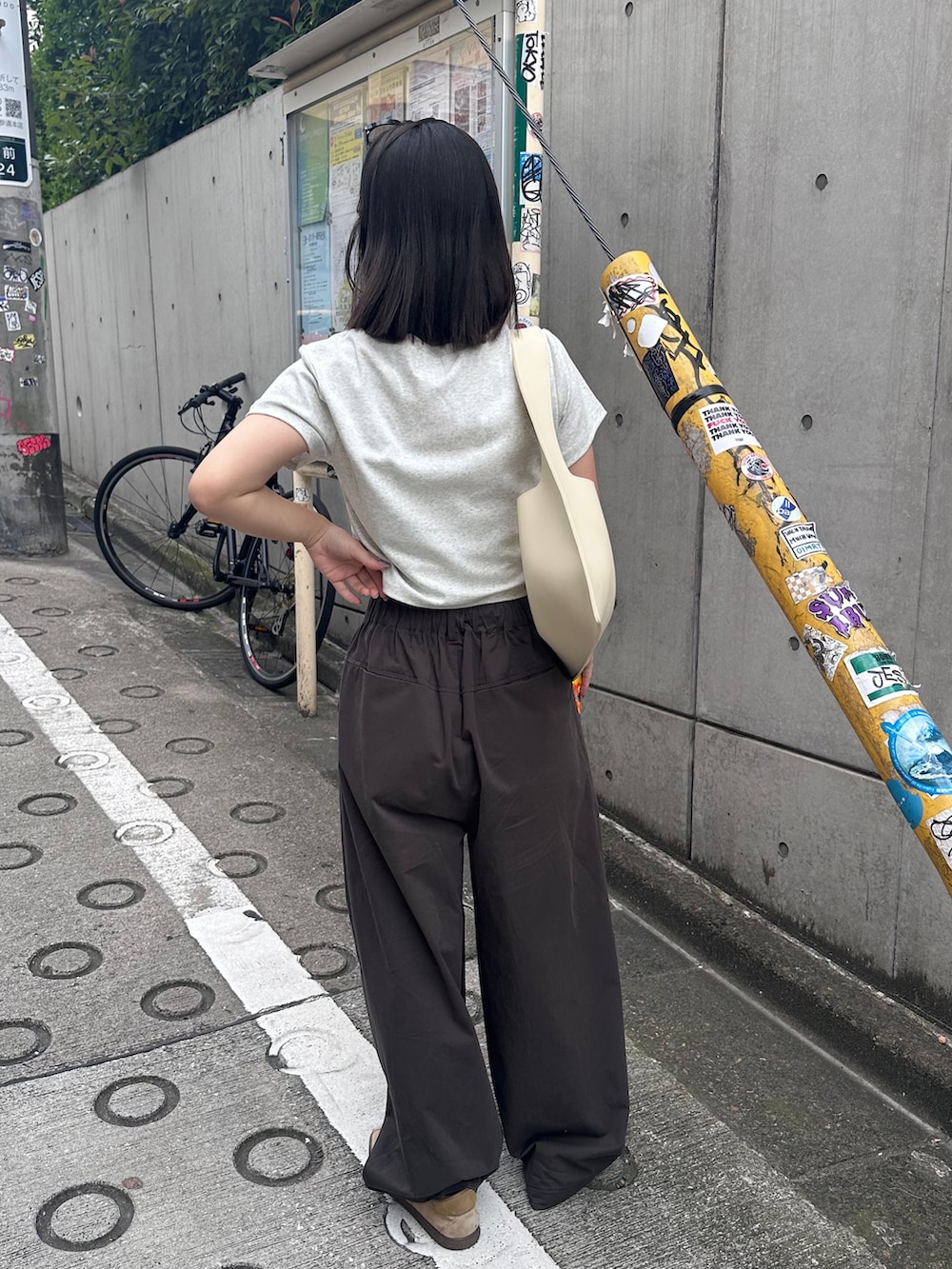 ベージュ系のTシャツ/カットソー、ブラウン系のその他パンツ、ベージュ系のスニーカーを着用したレディースの夏コーディネートの5枚目の写真