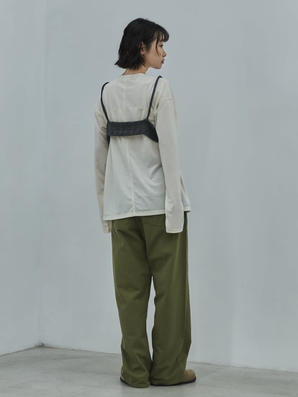 ホワイト系のTシャツ/カットソー、グレー系のその他トップス、グリーン系のその他パンツを着用したレディースの秋コーディネートの3枚目の写真