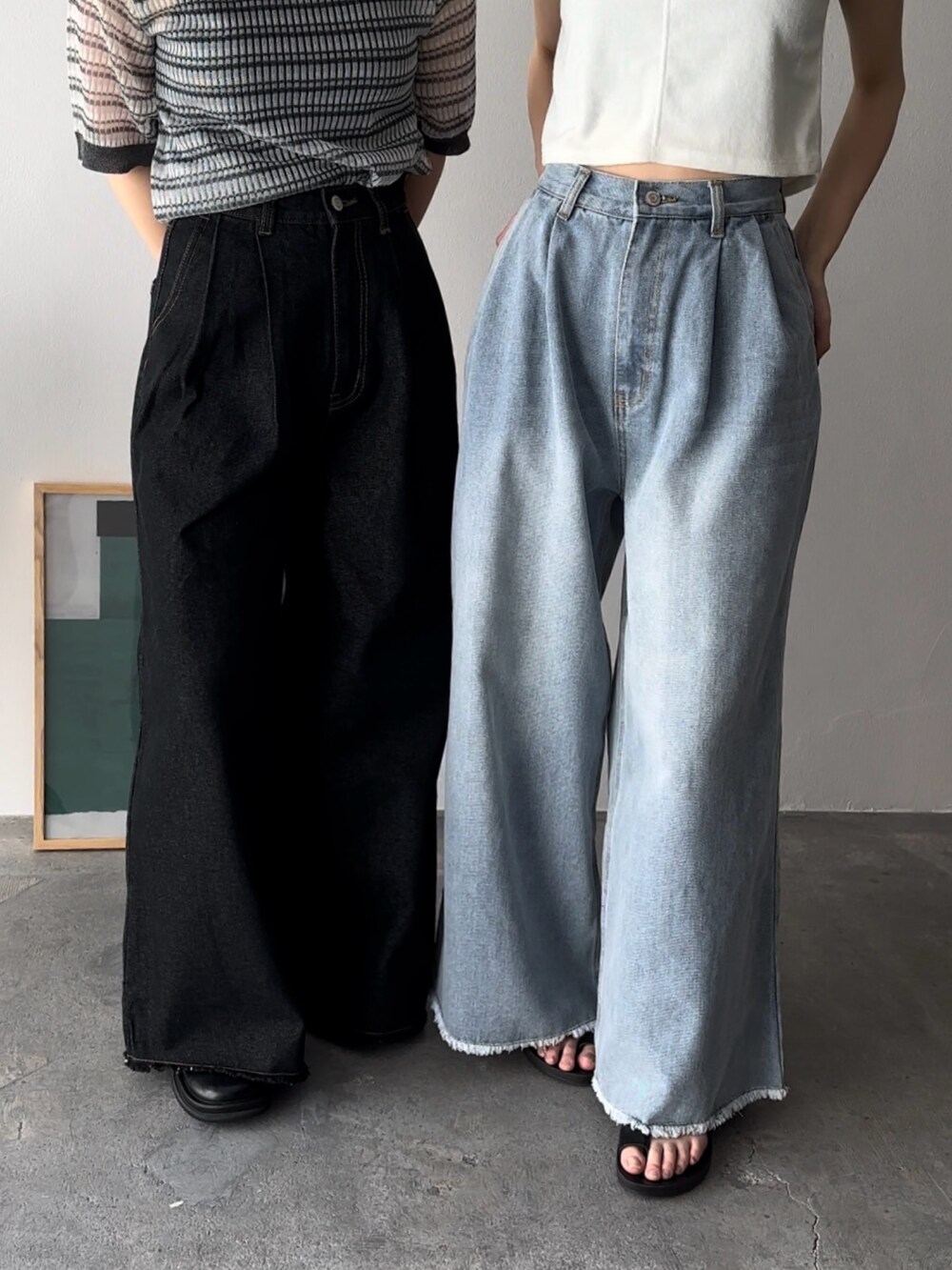 ブラック系のデニムパンツ、ブルー系のデニムパンツ、ブラック系のサンダルを着用したレディースの夏コーディネートの3枚目の写真