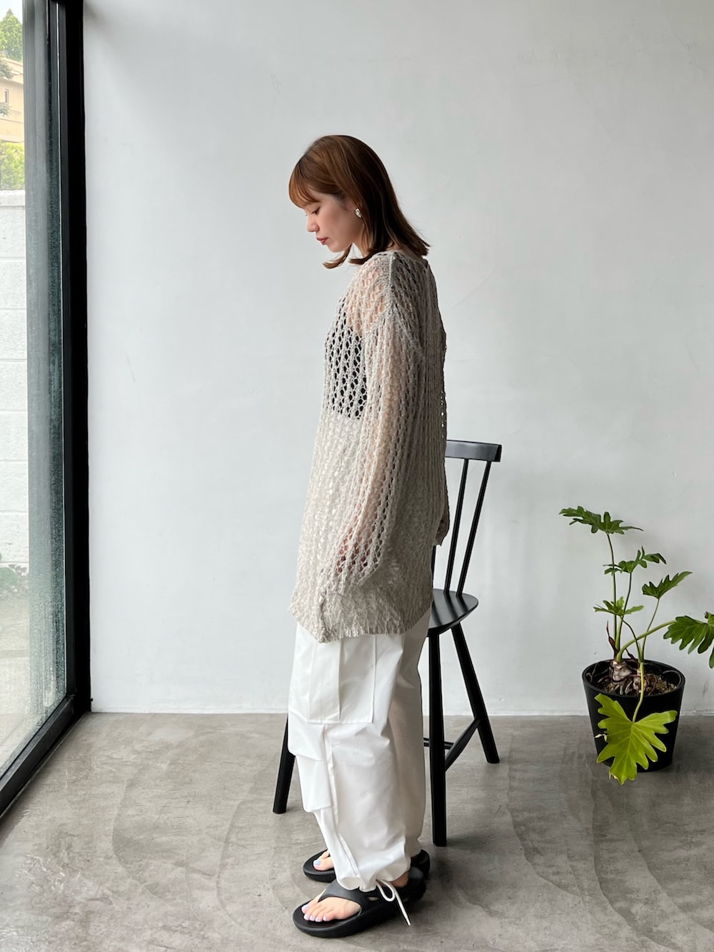 ベージュ系のスウェット、ホワイト系のニット/セーター、ホワイト系のカーゴパンツを着用したレディースの夏コーディネートの4枚目の写真