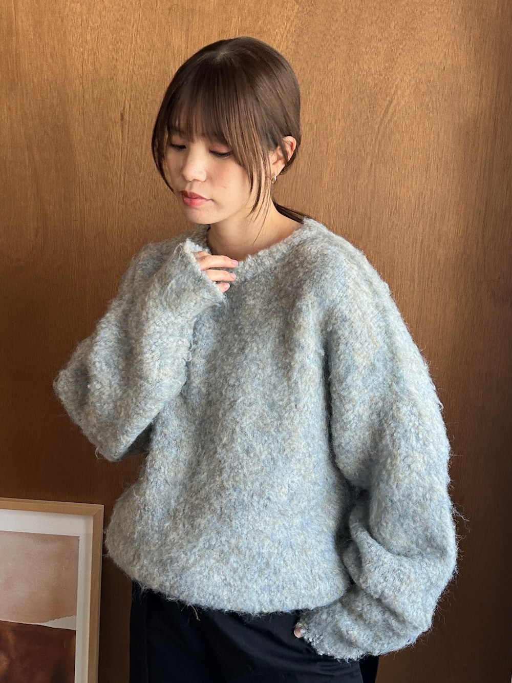 グレー系のニット/セーター、ブラック系のサロペット/オーバーオール、ブラック系のスリッポンを着用したレディースの冬コーディネートの4枚目の写真