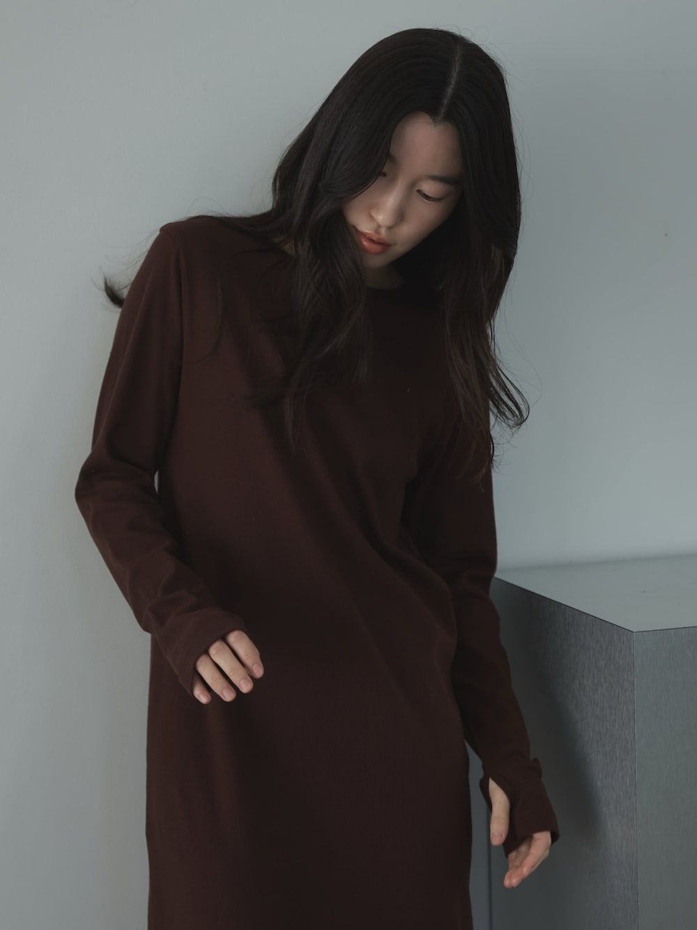 ブラウン系のワンピース、ブラック系のその他シューズ、その他のその他を着用したレディースの春コーディネートの5枚目の写真