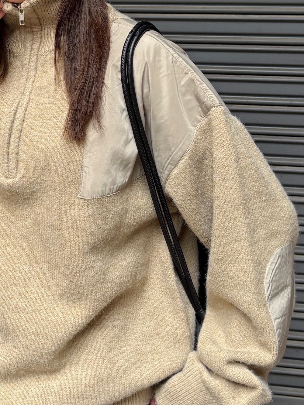 ベージュ系のニット/セーター、ブラック系のデニムパンツ、ブラック系のローファーを着用したレディースの秋コーディネートの4枚目の写真
