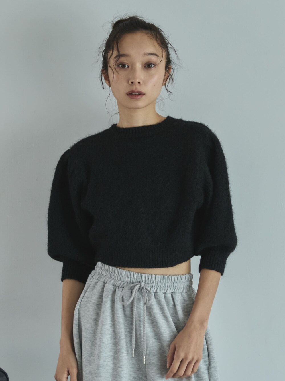 ブラック系のニット/セーター、グレー系のその他パンツ、ブラック系のサンダルを着用したレディースの秋コーディネートの4枚目の写真