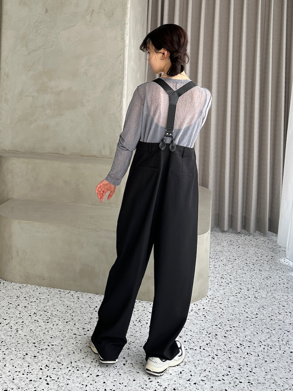 グレー系のTシャツ/カットソー、ホワイト系のスニーカー、ブラック系のその他パンツを着用したレディースの春コーディネートの3枚目の写真