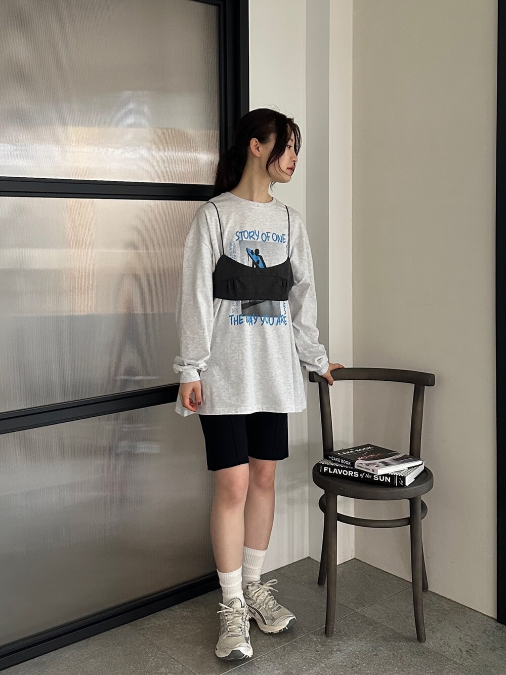 ブラック系のその他パンツを着用したレディースの春コーディネートの3枚目の写真