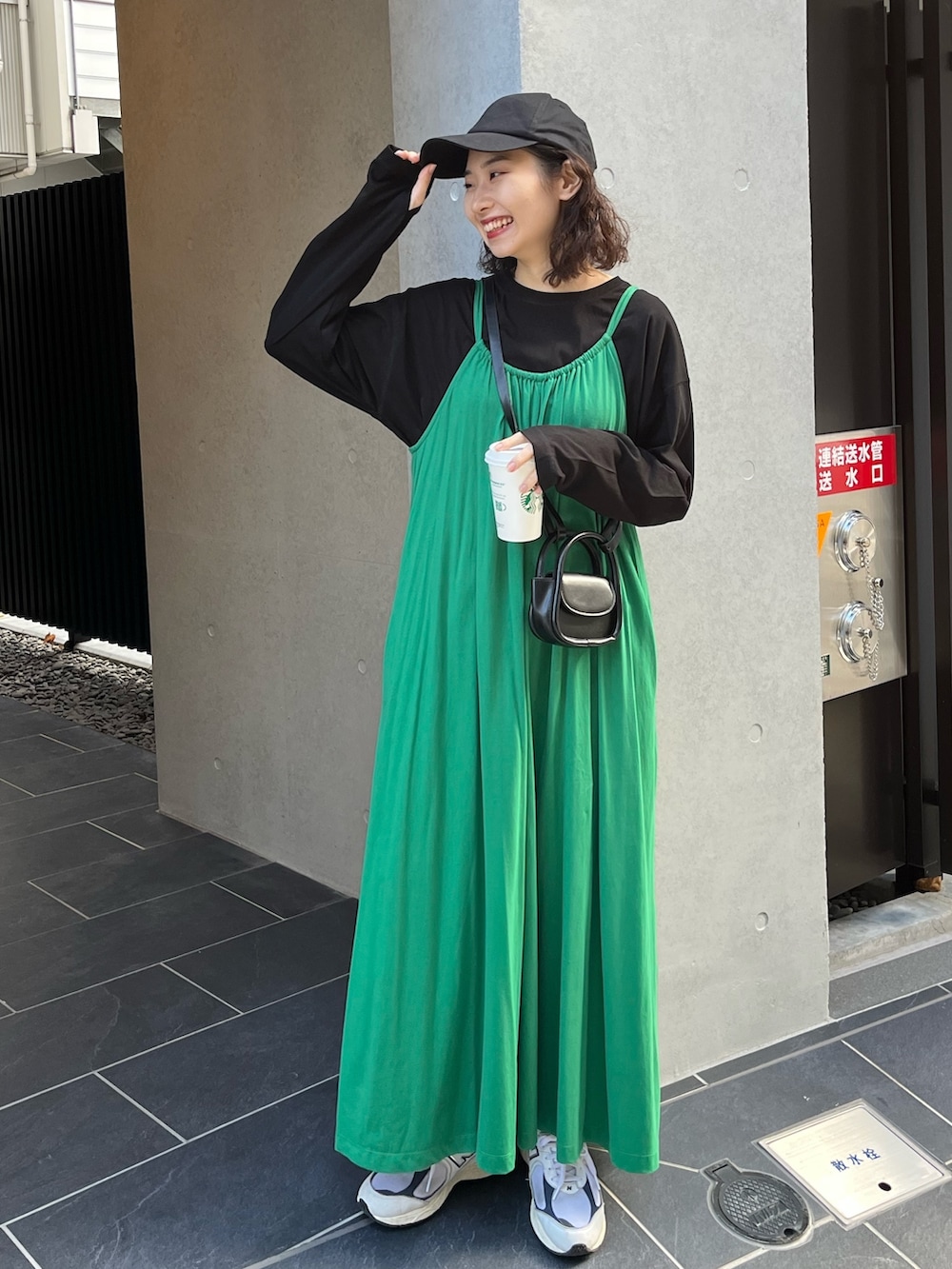 「きれいめカジュアル、スニーカー、アームウォーマー、私の推しブランド、レイヤードスタイル、シンプルコーデ、おでかけコーデ、ゆるコーデ、カラーコーデ、プチプラ、大人カジュアル、キャミワンピ、カラー×コーデ、キャップ、差し色」｜「feepurのフロントギャザーフレアキャミワンピース（ワンピース、グリーン系）」を使った、feepurさん（骨格ウェーブ・レディース・156cm）の冬コーディネートの2枚目の写真