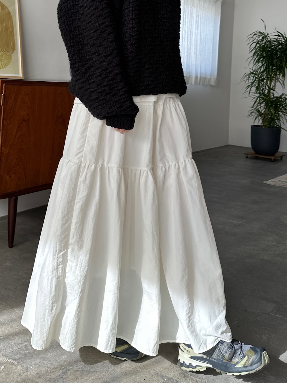 ブラック系のニット/セーター、ホワイト系のスカート、その他のその他を着用したレディースの冬コーディネートの5枚目の写真