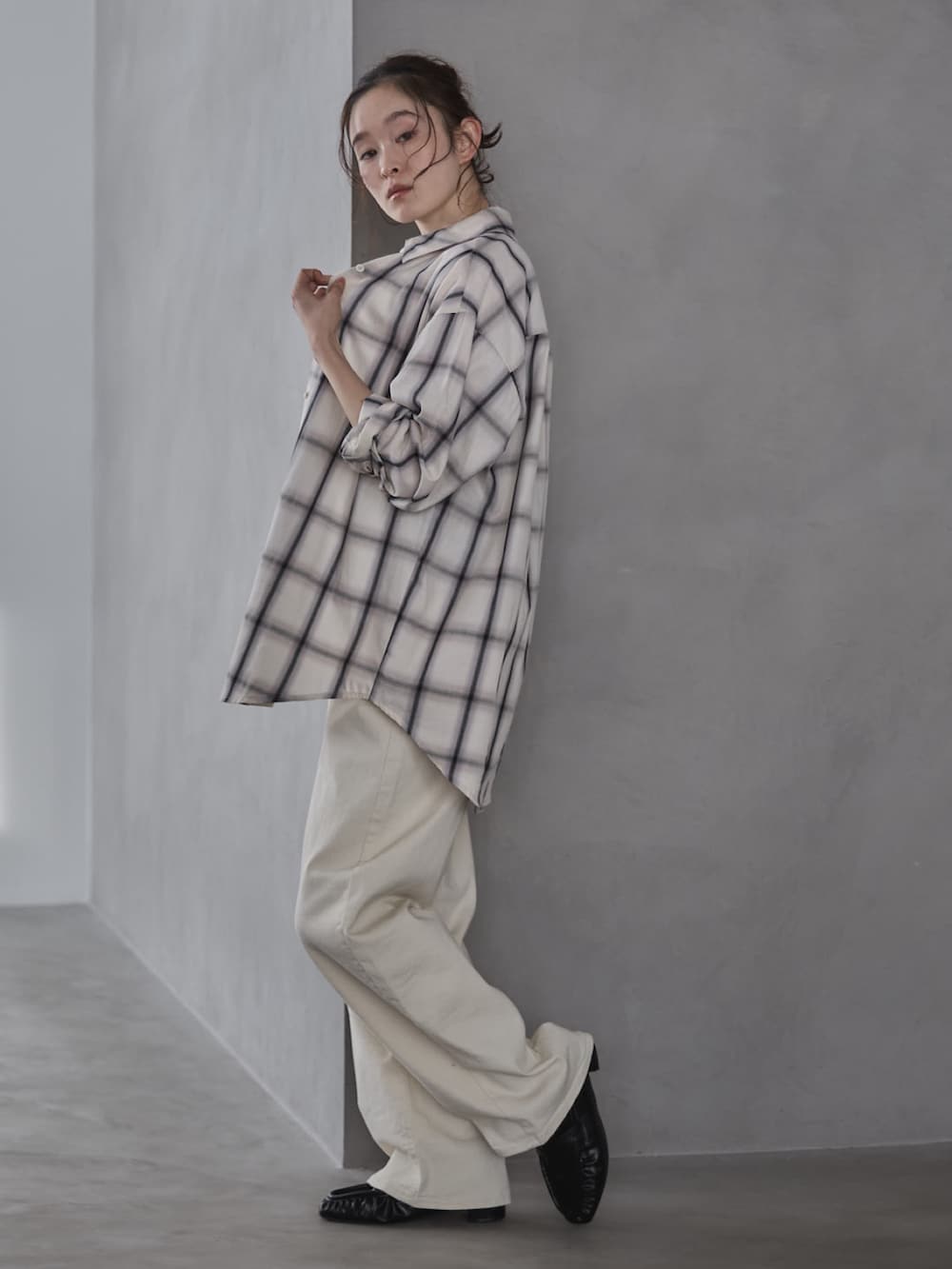 ホワイト系のシャツ/ブラウス、グレー系のタンクトップ、ホワイト系のデニムパンツを着用したレディースの冬コーディネートの3枚目の写真