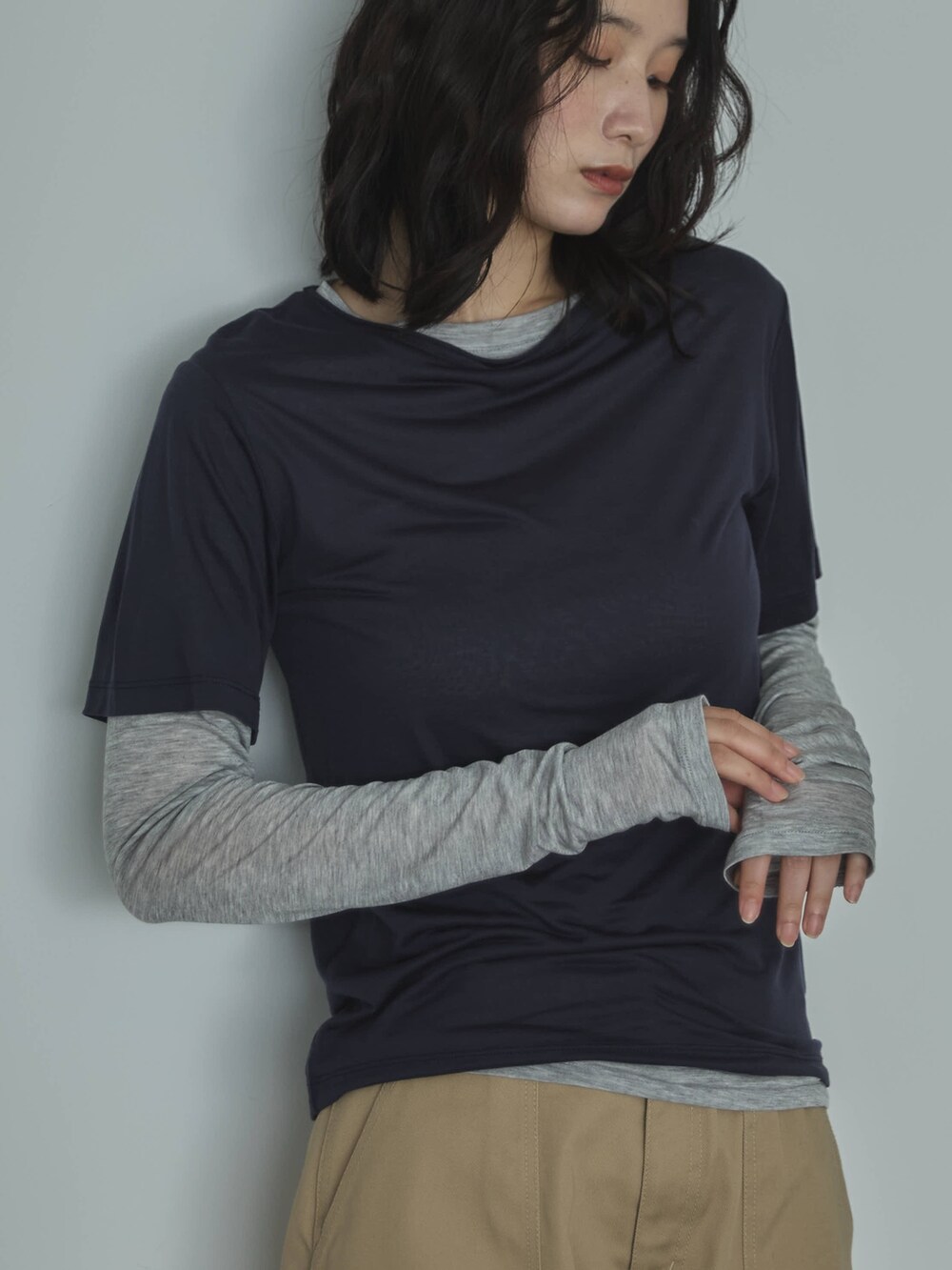 ブルー系のTシャツ/カットソー、ベージュ系のその他パンツ、ベージュ系のサンダルを着用したレディースの秋コーディネートの5枚目の写真