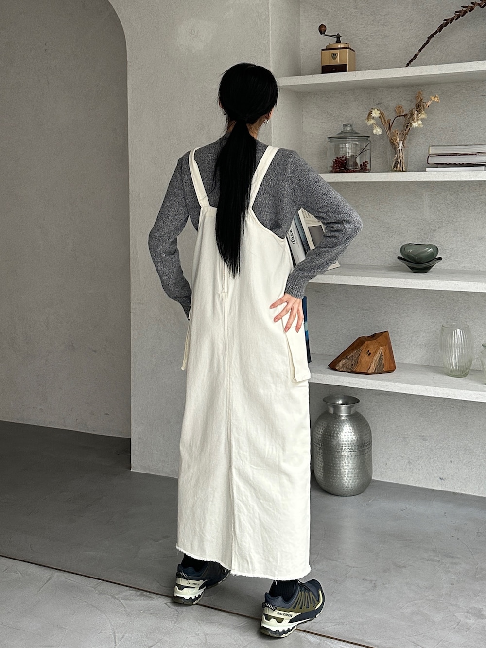 ホワイト系のジャンパースカート、グレー系のニット/セーター、その他のその他を着用したレディースの秋コーディネートの4枚目の写真