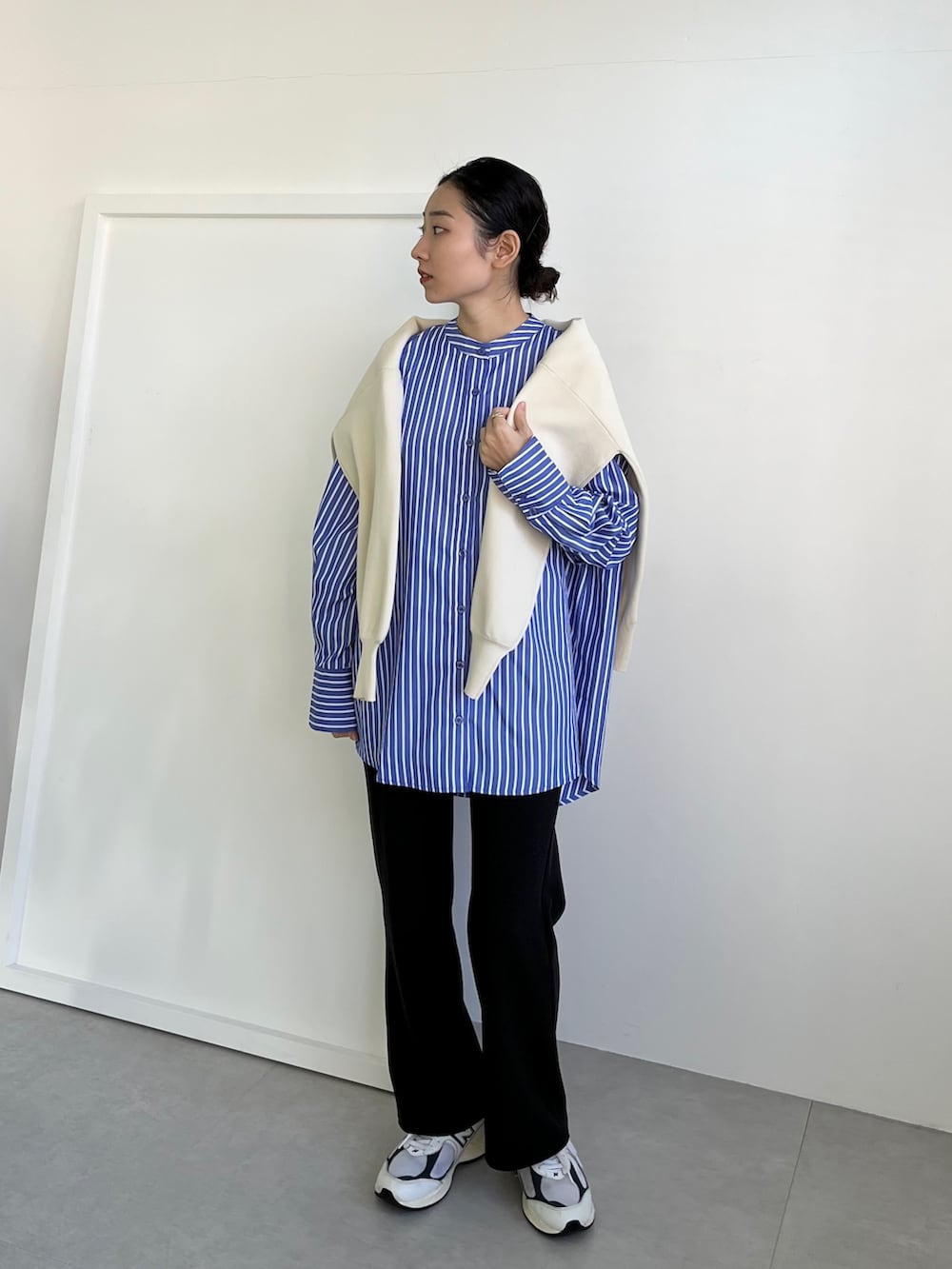 ブルー系のシャツ/ブラウス、ホワイト系のカーディガン/ボレロ、ブラック系のその他パンツを着用したレディースの春コーディネートの4枚目の写真