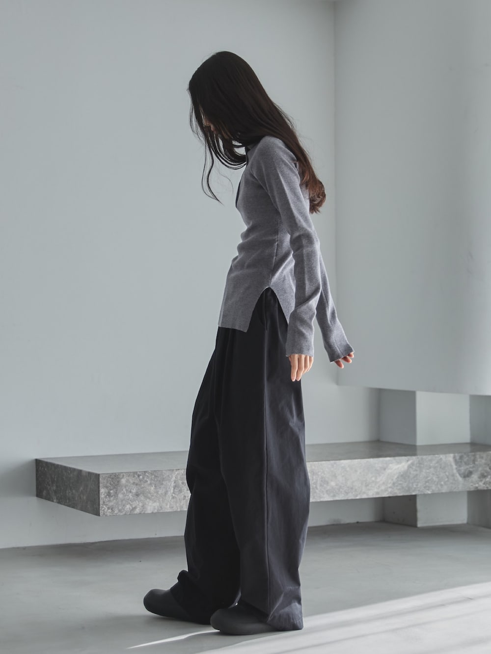 グレー系のニット/セーター、ブラック系のその他パンツ、ブラック系のサンダルを着用したレディースの冬コーディネートの3枚目の写真