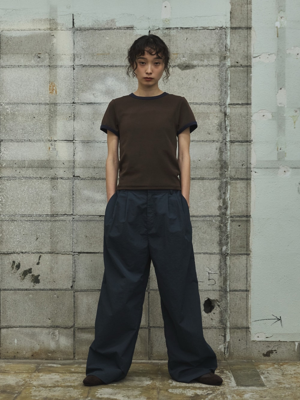 ブルー系のその他パンツ、ブラウン系のTシャツ/カットソー、その他のその他を着用したレディースの夏コーディネートの2枚目の写真