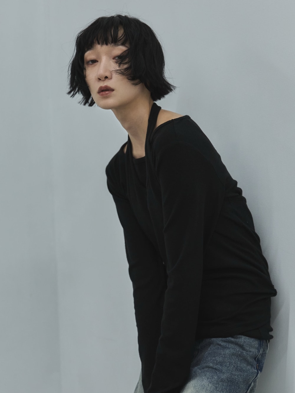 ブラック系のTシャツ/カットソー、ブルー系のデニムパンツ、ベージュ系のその他シューズを着用したレディースの秋コーディネートの5枚目の写真