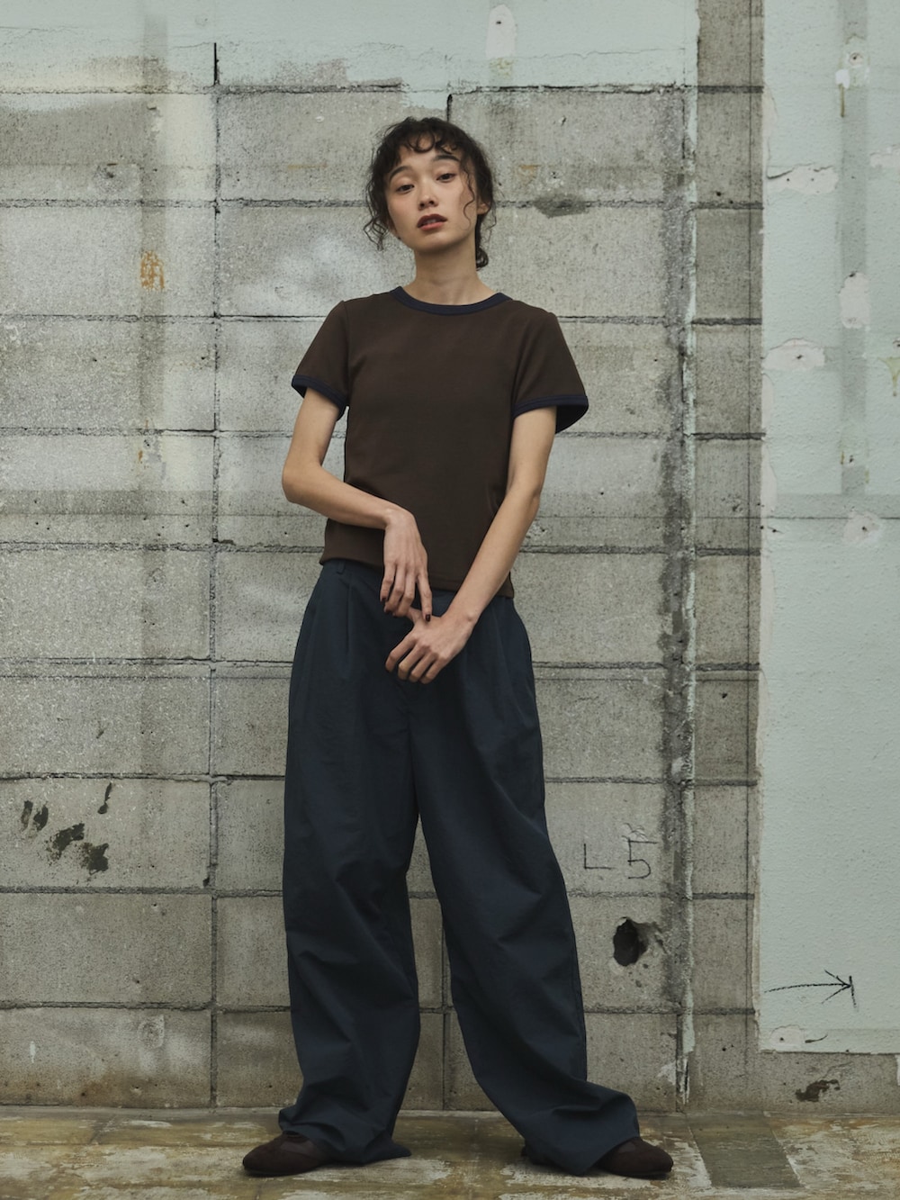 ブルー系のその他パンツ、ブラウン系のTシャツ/カットソー、その他のその他を着用したレディースの夏コーディネートの4枚目の写真