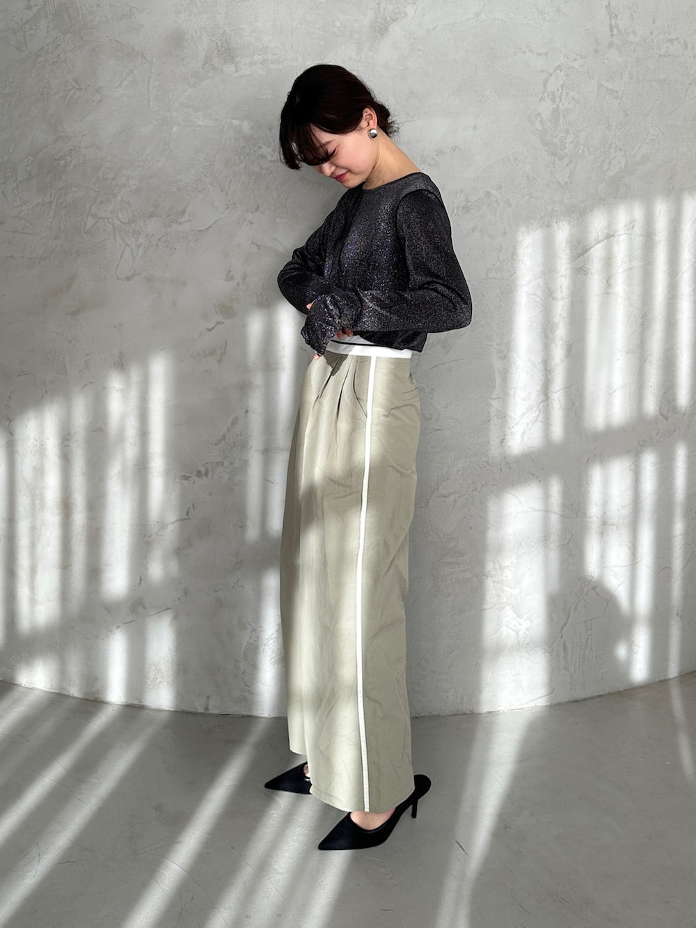 ブラック系のTシャツ/カットソー、グリーン系のその他パンツ、その他のその他を着用したレディースの春コーディネートの2枚目の写真