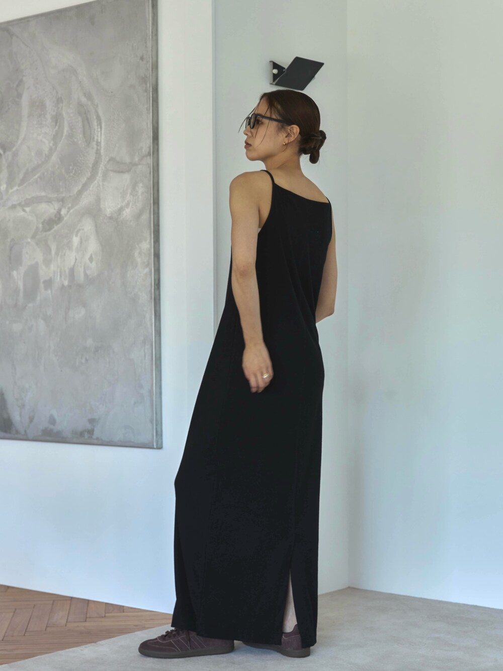 ブラック系のワンピース、ブラウン系のスニーカー、ブラウン系のサングラスを着用したレディースの夏コーディネートの2枚目の写真