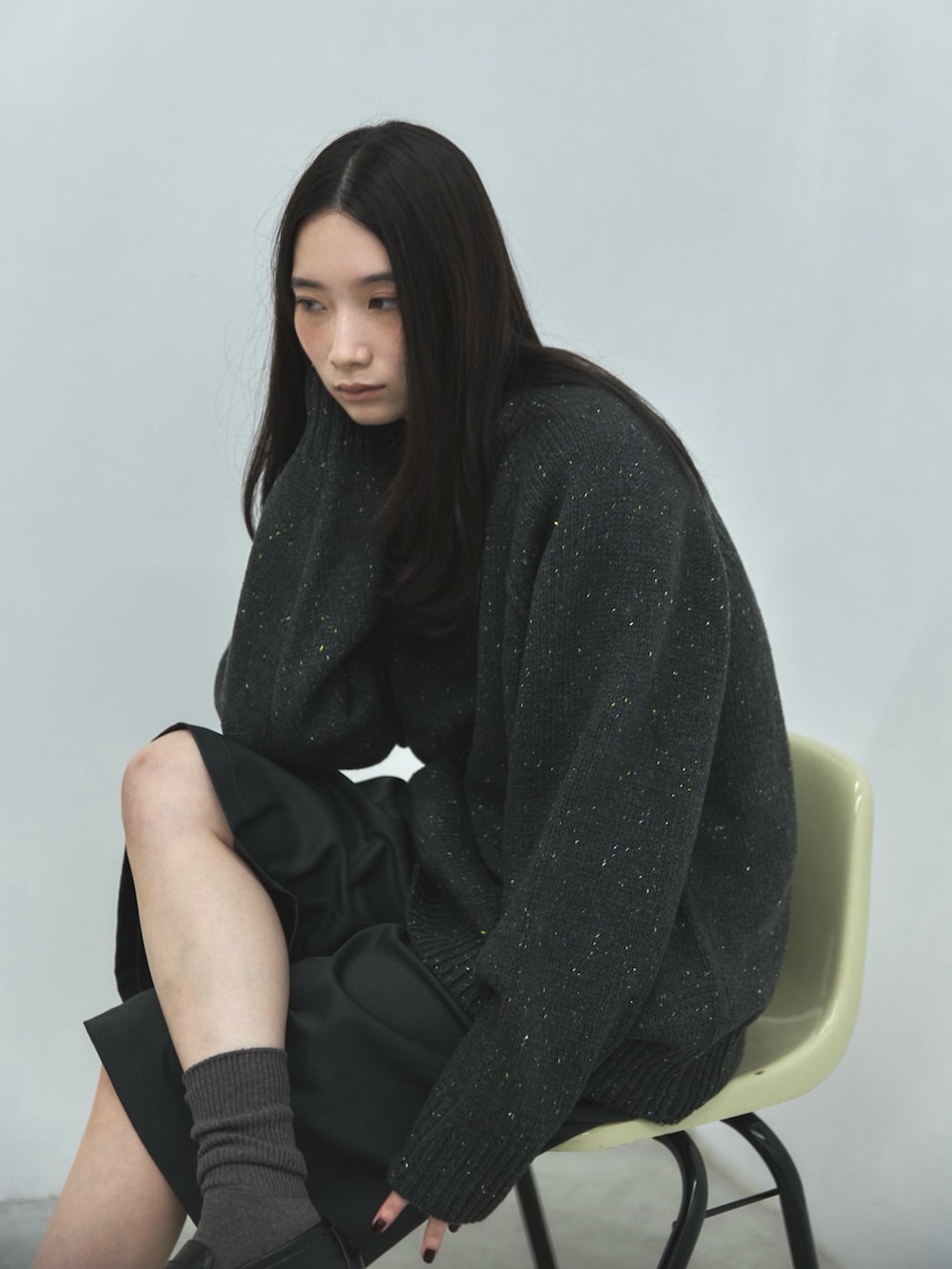 グレー系のニット/セーター、グレー系のその他パンツ、ブラック系のローファーを着用したレディースの秋コーディネートの2枚目の写真