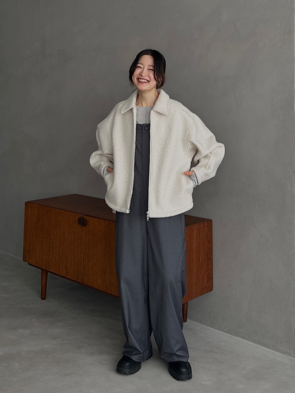 グレー系のサロペット/オーバーオール、シルバー系のTシャツ/カットソー、その他のその他を着用したレディースの秋コーディネートの4枚目の写真