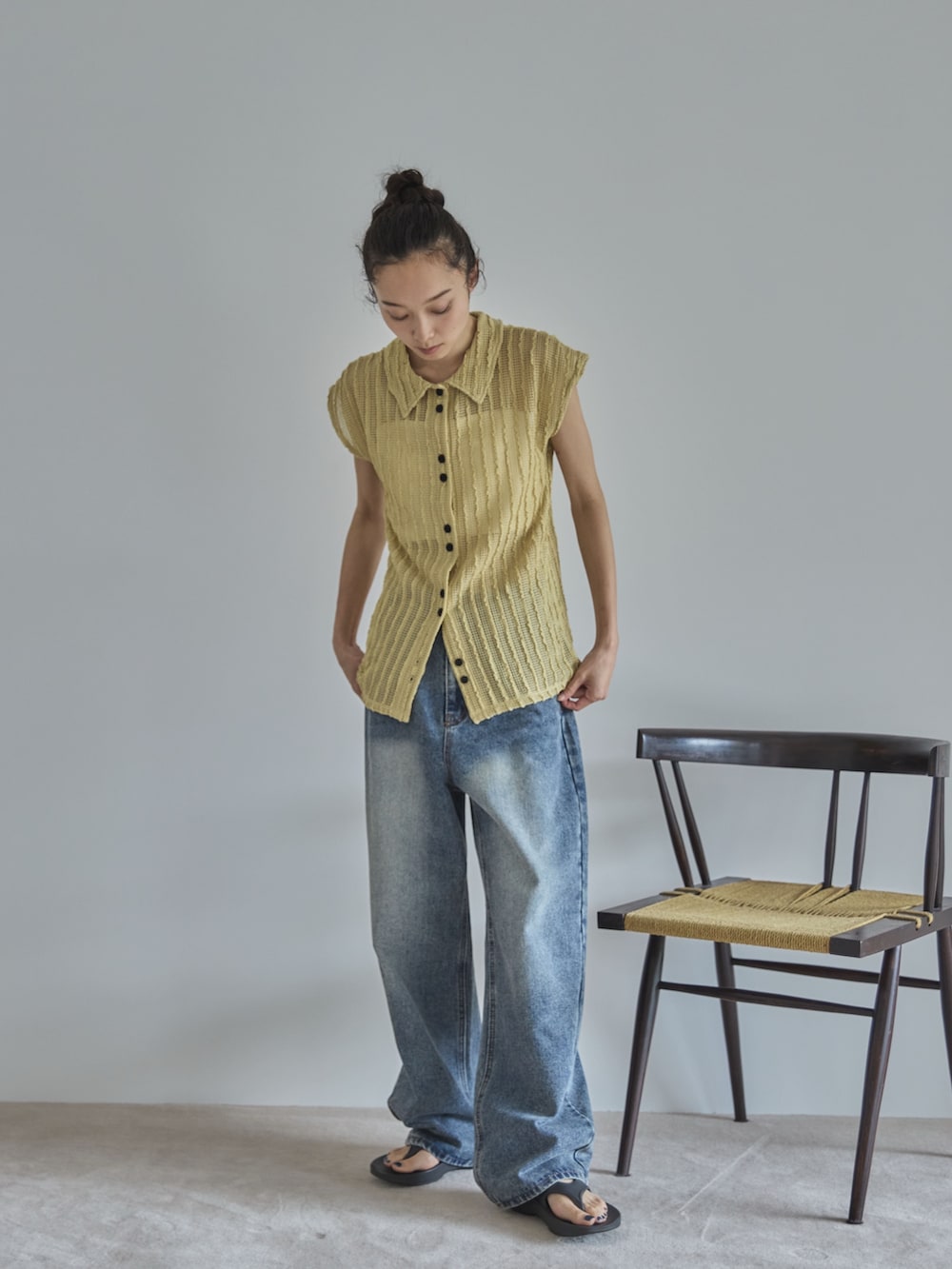 ベージュ系のカーディガン/ボレロ、ブルー系のデニムパンツ、ブラック系のサンダルを着用したレディースの夏コーディネートの2枚目の写真