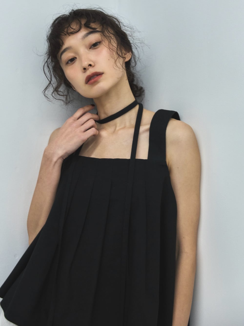 ホワイト系のその他パンツ、ブラック系のサンダル、ブラック系のシャツ/ブラウスを着用したレディースの夏コーディネートの4枚目の写真