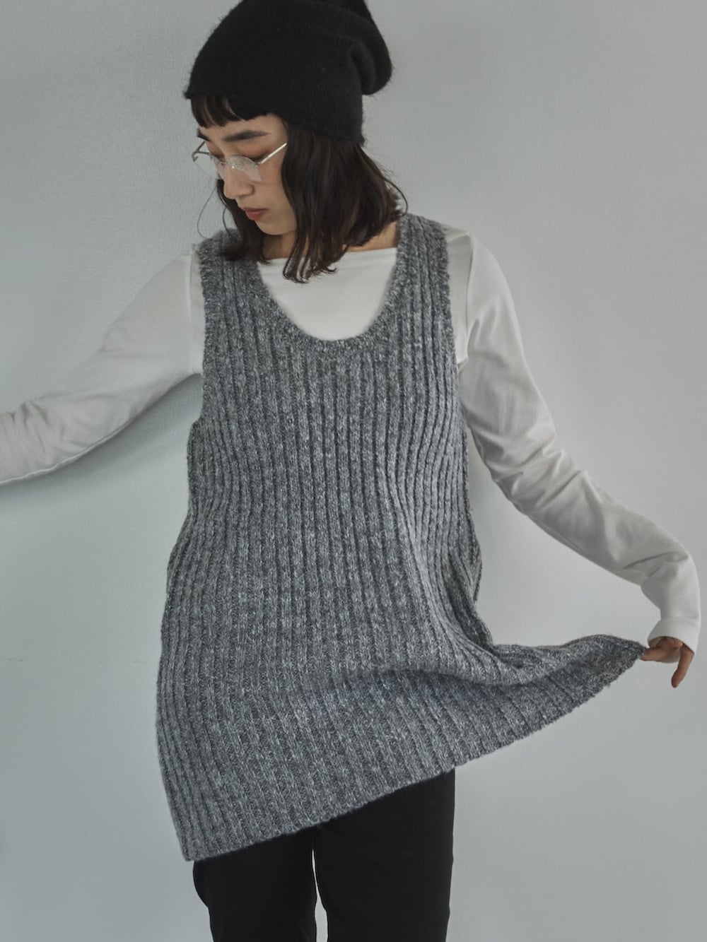 ホワイト系のTシャツ/カットソー、グレー系のワンピース、ブラック系のその他パンツを着用したレディースの冬コーディネートの6枚目の写真