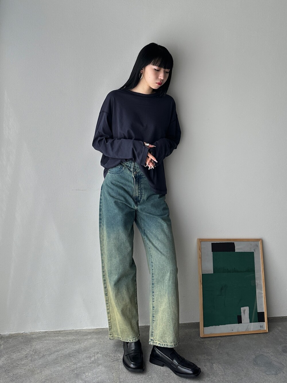 ブルー系のデニムパンツ、ブルー系のTシャツ/カットソー、その他のその他を着用したレディースの夏コーディネートの3枚目の写真