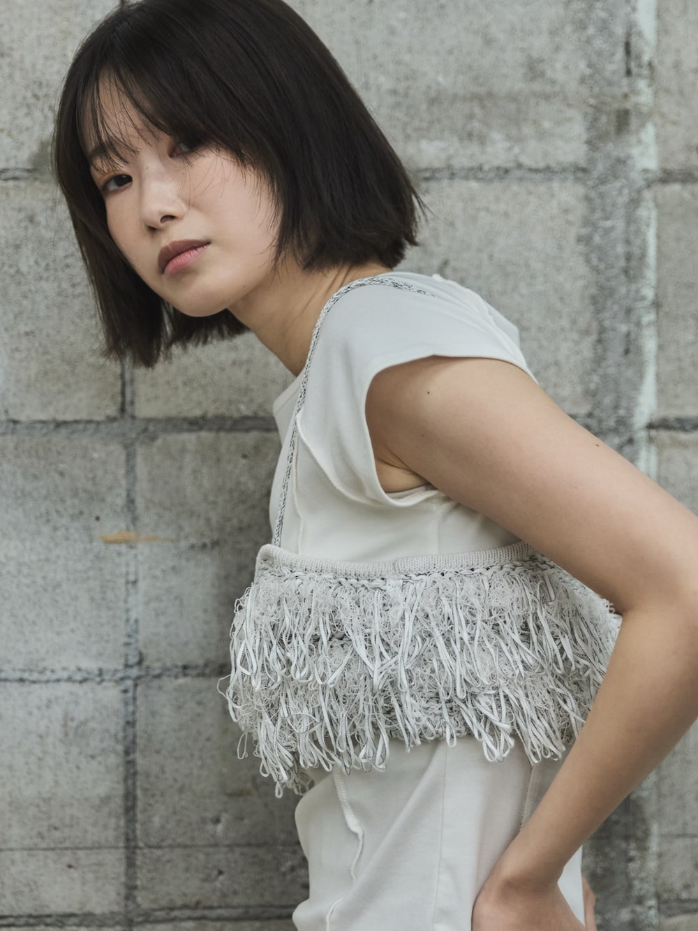 ホワイト系のTシャツ/カットソー、ホワイト系のその他トップス、ブルー系のデニムパンツを着用したレディースの夏コーディネートの5枚目の写真