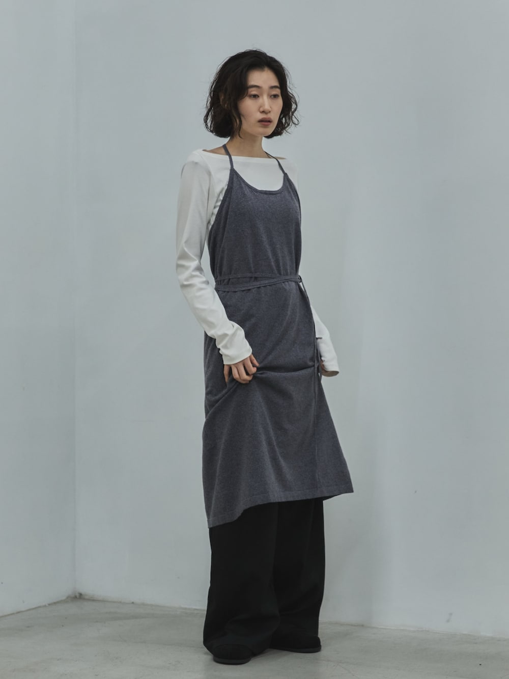 グレー系のワンピース、ホワイト系のTシャツ/カットソー、ブラック系のその他シューズを着用したレディースの秋コーディネートの4枚目の写真