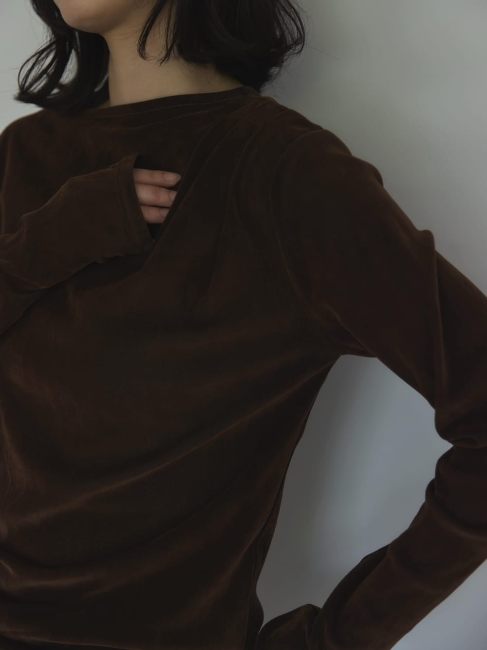 ブラウン系のTシャツ/カットソー、ベージュ系のスラックス、その他のその他を着用したレディースの秋コーディネートの4枚目の写真