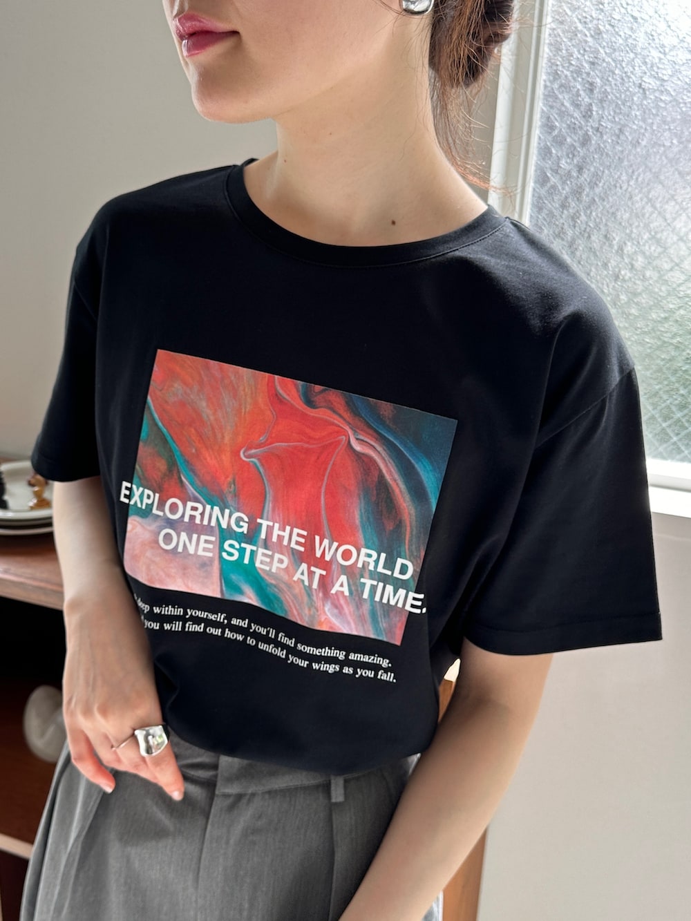 ブラック系のTシャツ/カットソー、グレー系のスラックス、その他のその他を着用したレディースの春コーディネートの3枚目の写真