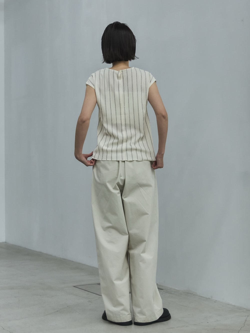 ホワイト系のシャツ/ブラウス、ホワイト系のその他パンツ、ブラック系のその他シューズを着用したレディースの夏コーディネートの3枚目の写真