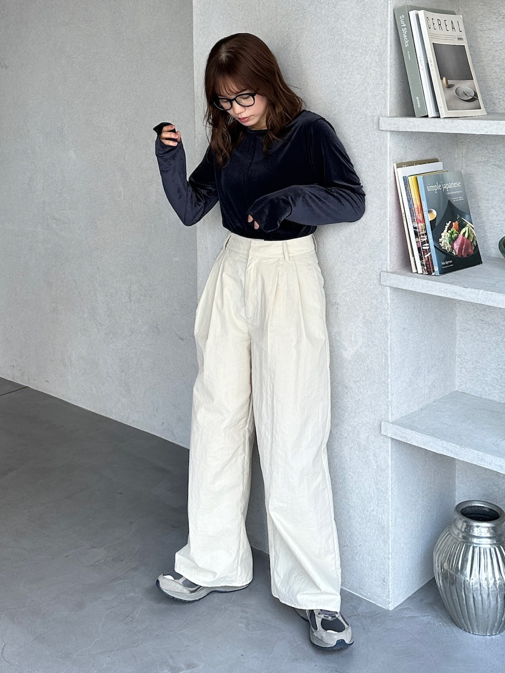 ホワイト系のその他パンツ、ブルー系のTシャツ/カットソー、ブラック系のメガネを着用したレディースの冬コーディネートの2枚目の写真