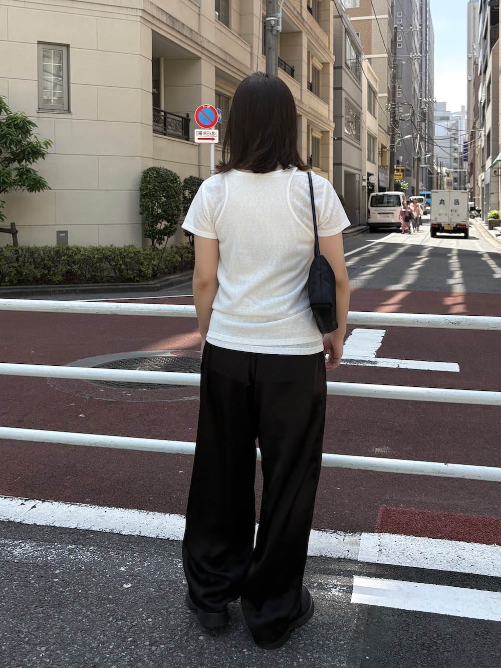 ホワイト系のTシャツ/カットソー、ブラック系のその他パンツ、ブラック系のその他シューズを着用したレディースの夏コーディネートの3枚目の写真