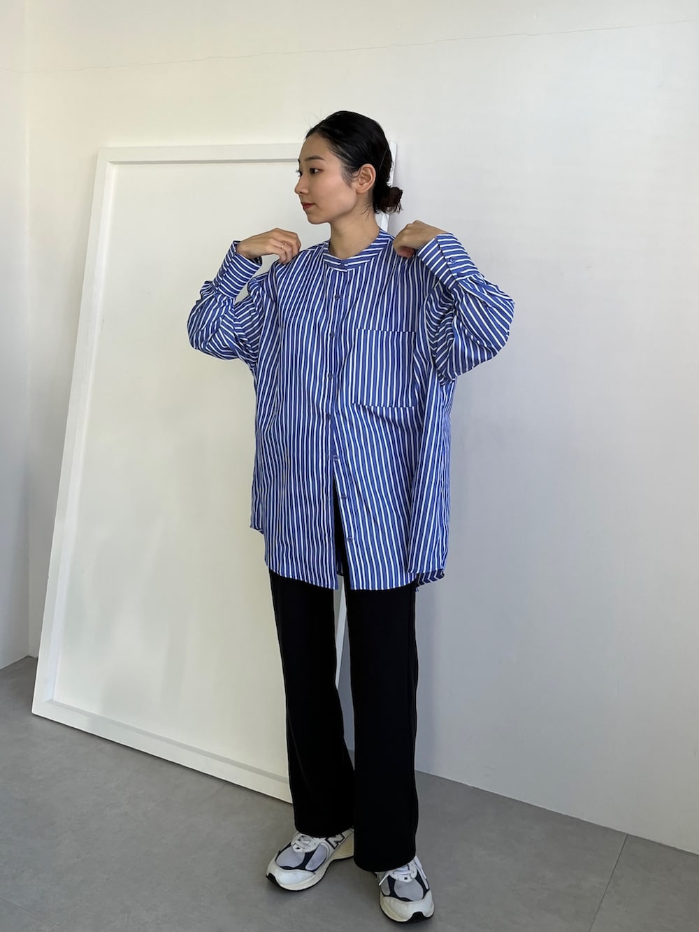 ブルー系のシャツ/ブラウス、ホワイト系のカーディガン/ボレロ、ブラック系のその他パンツを着用したレディースの春コーディネートの3枚目の写真