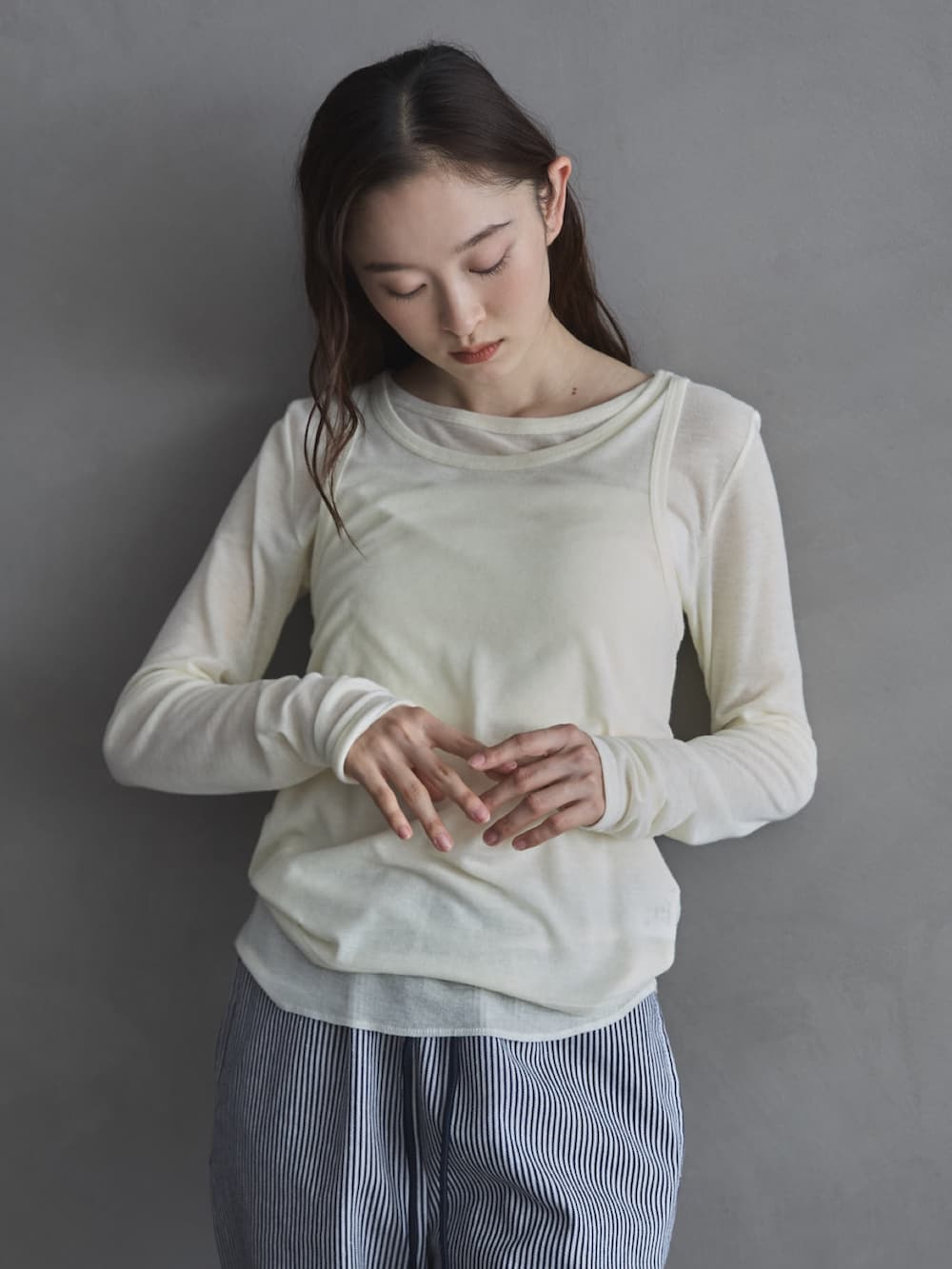 ホワイト系のTシャツ/カットソー、ホワイト系のデニムパンツ、ブラック系のその他シューズを着用したレディースの春コーディネートの4枚目の写真