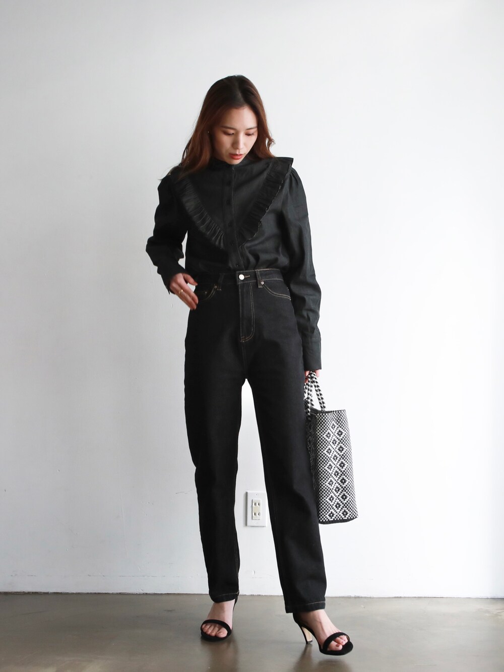 ブラック系のハンドバッグ、その他のバレエシューズ、ベージュ系のスカートを着用したレディースの春コーディネートの2枚目の写真