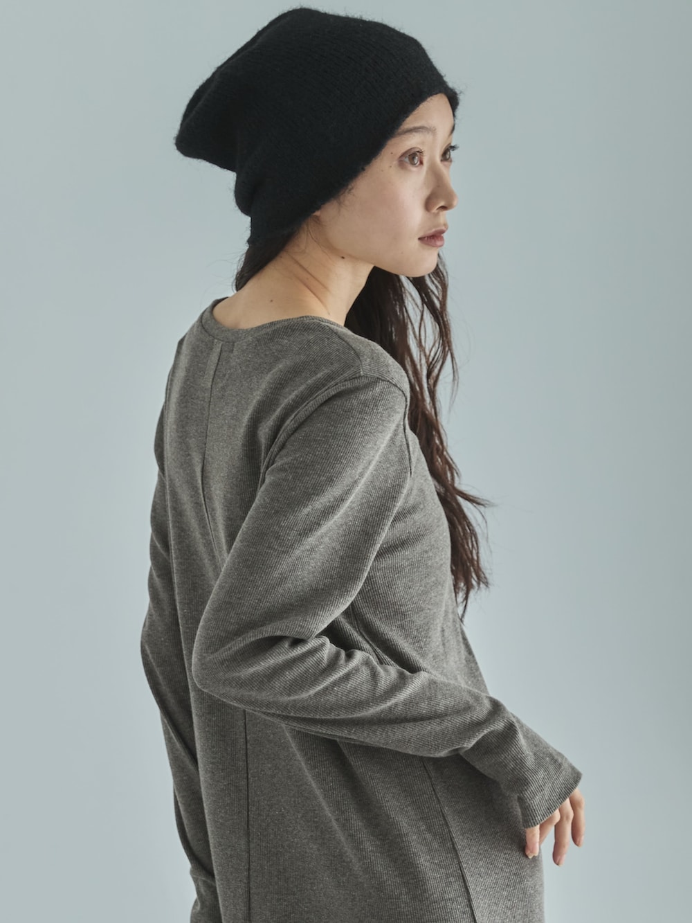 ブラック系のサンダル、グレー系のワンピース、その他のその他を着用したレディースの秋コーディネートの5枚目の写真