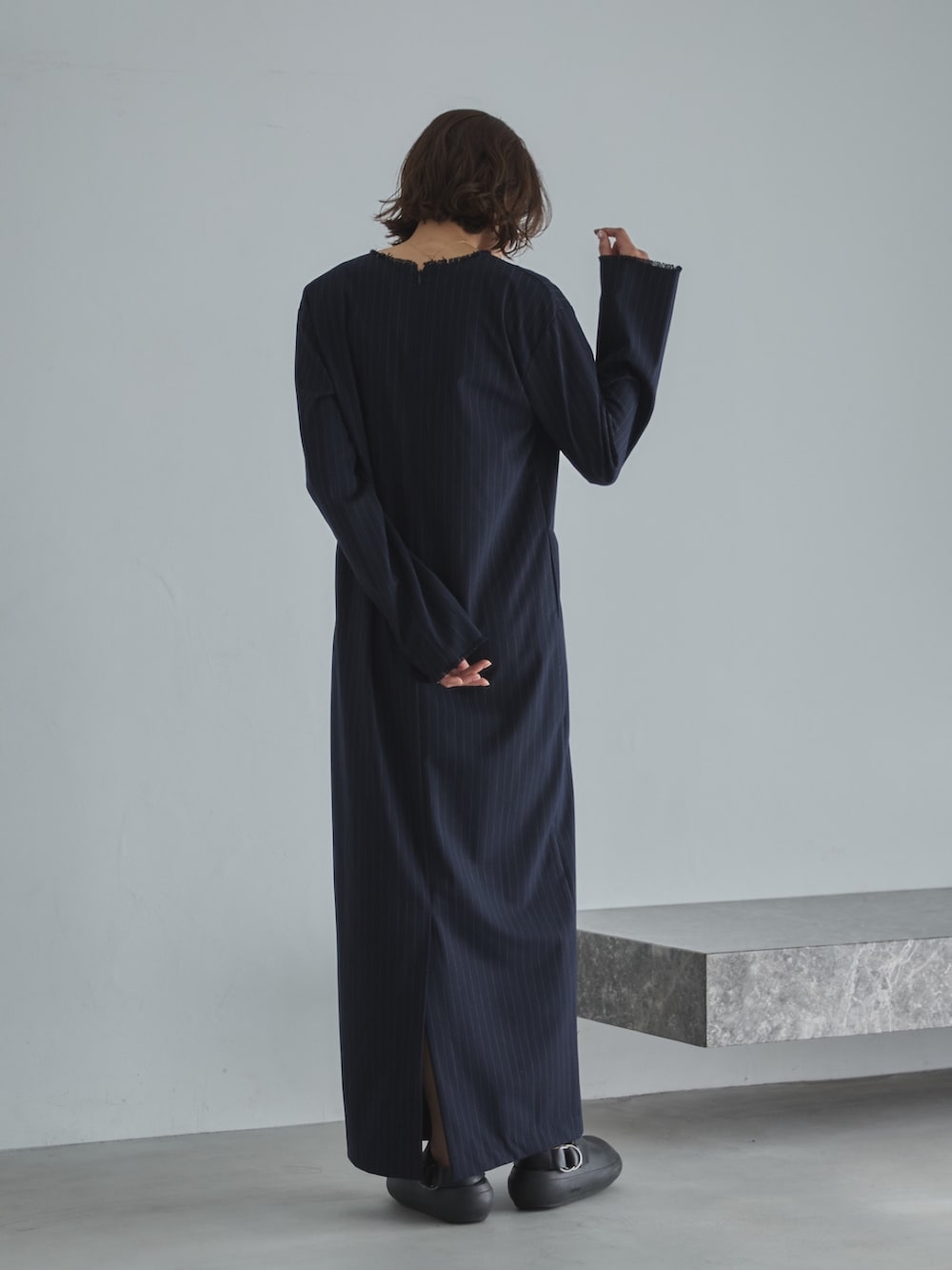 ブルー系のワンピース、ブラック系のサンダル、ブラック系のキャミソールを着用したレディースの冬コーディネートの3枚目の写真