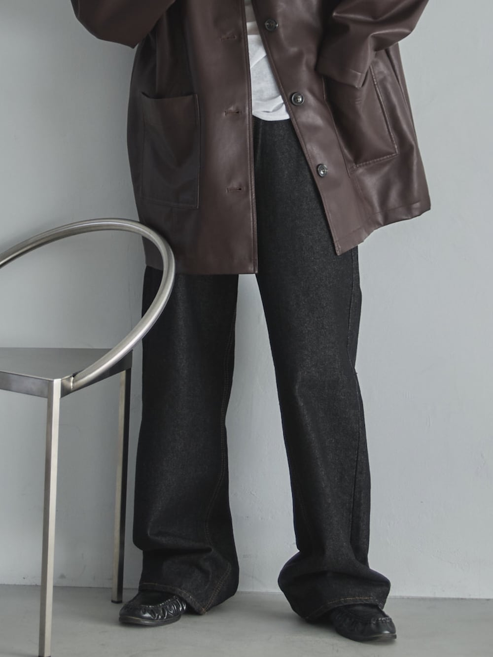 ブラウン系のカバーオール、ホワイト系のTシャツ/カットソー、ブラック系のデニムパンツを着用したレディースの冬コーディネートの4枚目の写真