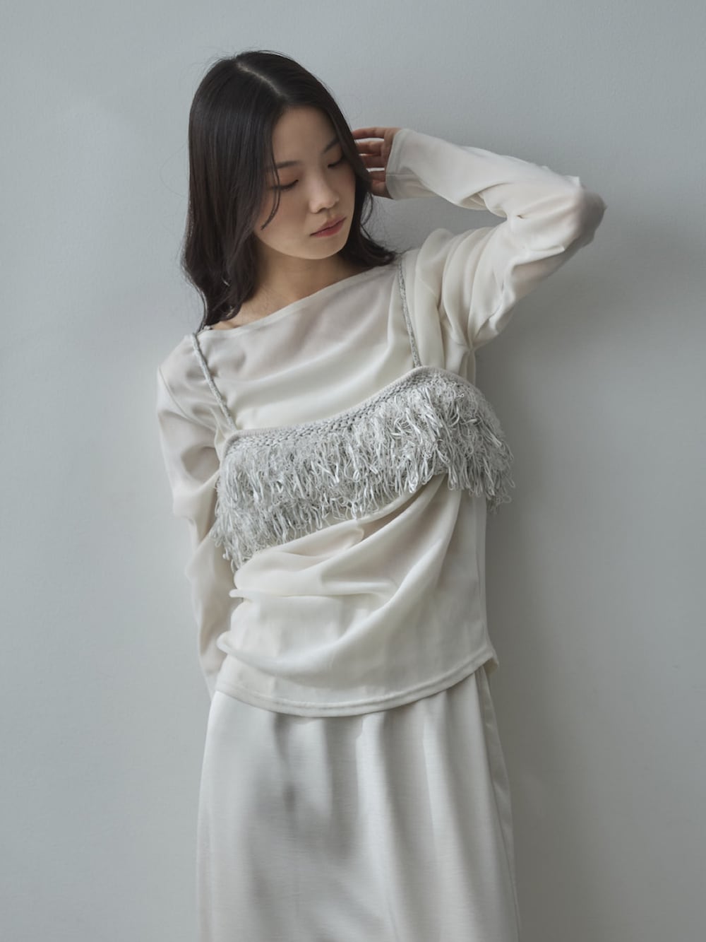 ホワイト系のTシャツ/カットソー、ホワイト系のその他トップス、ホワイト系のスカートを着用したレディースの春コーディネートの5枚目の写真