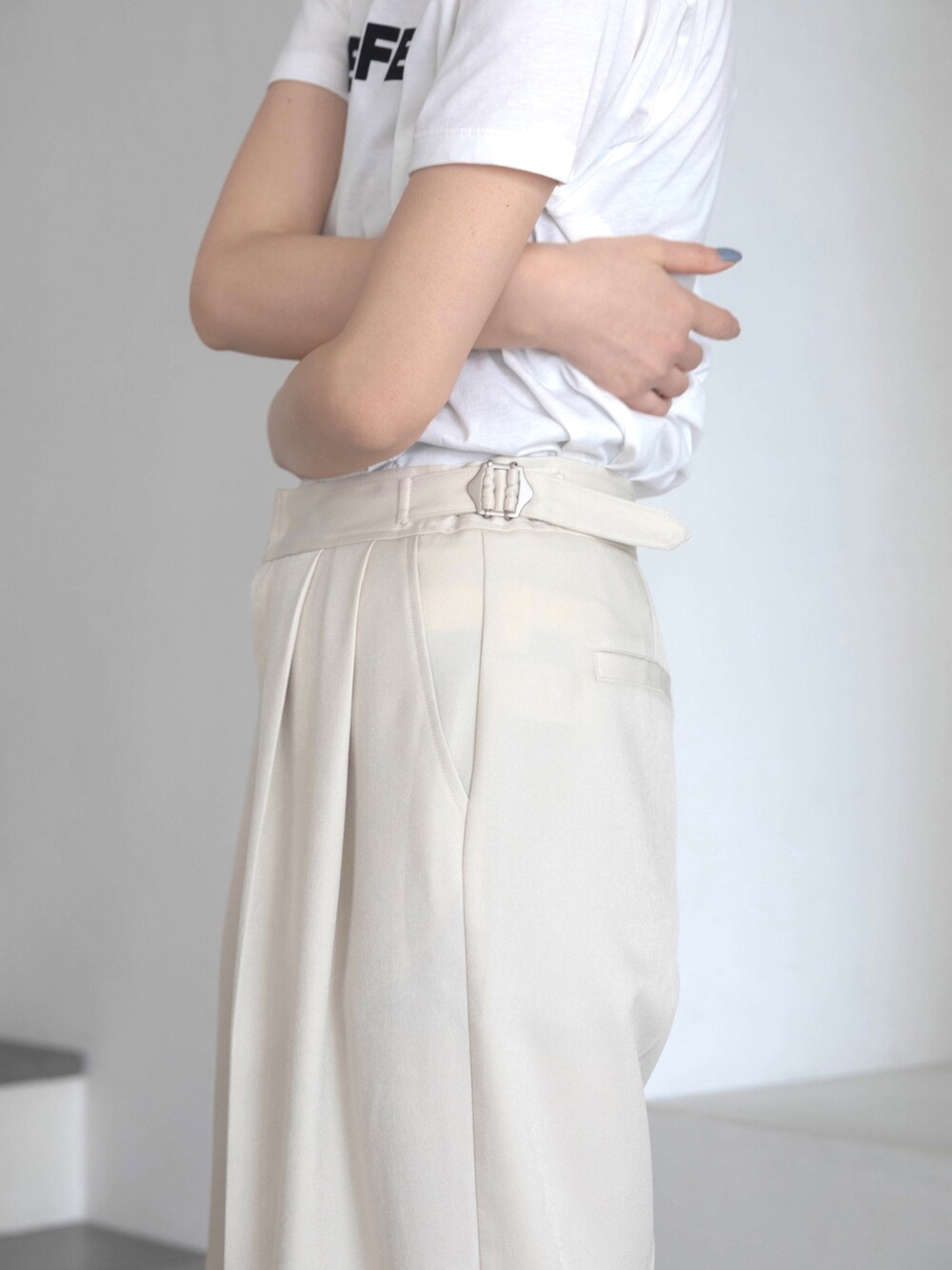 ホワイト系のスラックス、ホワイト系のTシャツ/カットソー、その他のその他を着用したレディースの夏コーディネートの4枚目の写真