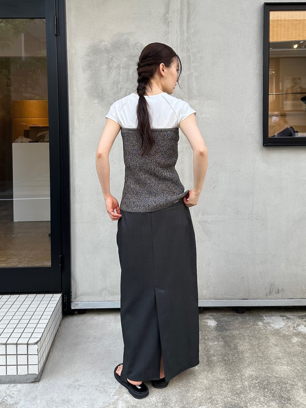 グレー系のその他トップス、ホワイト系のTシャツ/カットソー、ブラック系のショルダーバッグを着用したレディースの夏コーディネートの4枚目の写真