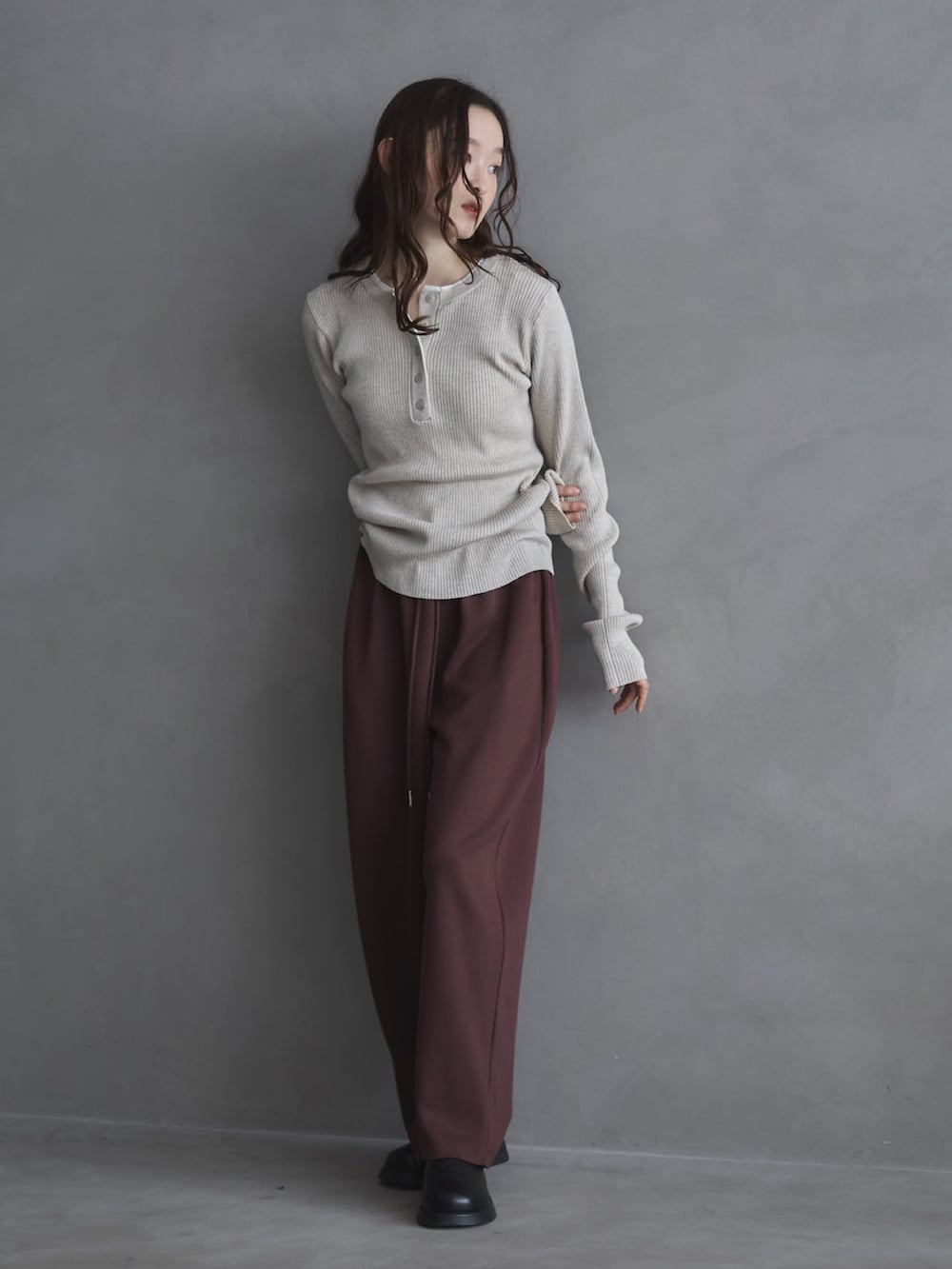 ホワイト系のニット/セーター、ブラウン系のその他パンツ、ブラック系のその他シューズを着用したレディースの冬コーディネートの2枚目の写真