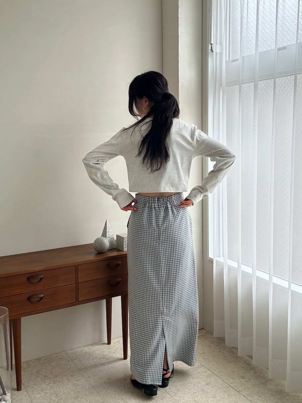 ブラック系のサンダルを着用したレディースの春コーディネートの4枚目の写真