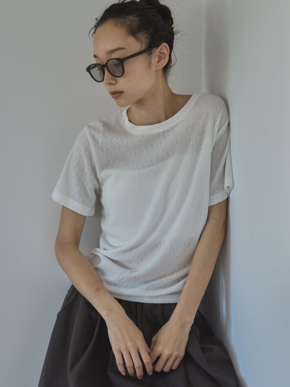 ホワイト系のTシャツ/カットソー、ブラウン系のその他パンツ、ブラック系のサンダルを着用したレディースの夏コーディネートの5枚目の写真