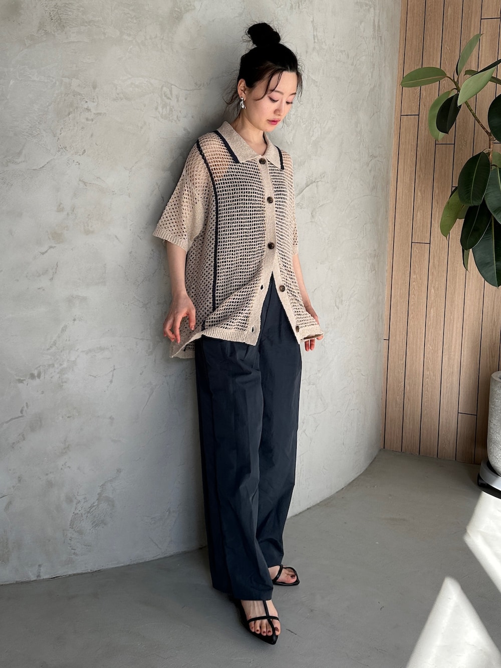 ベージュ系のニット/セーター、ブルー系のその他パンツ、ブラック系のサンダルを着用したレディースの春コーディネートの2枚目の写真