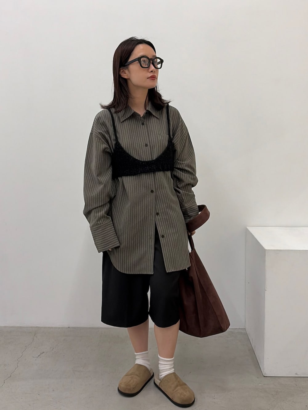 グレー系のシャツ/ブラウス、ブラック系のその他トップス、ブラック系のその他パンツを着用したレディースの秋コーディネートの4枚目の写真