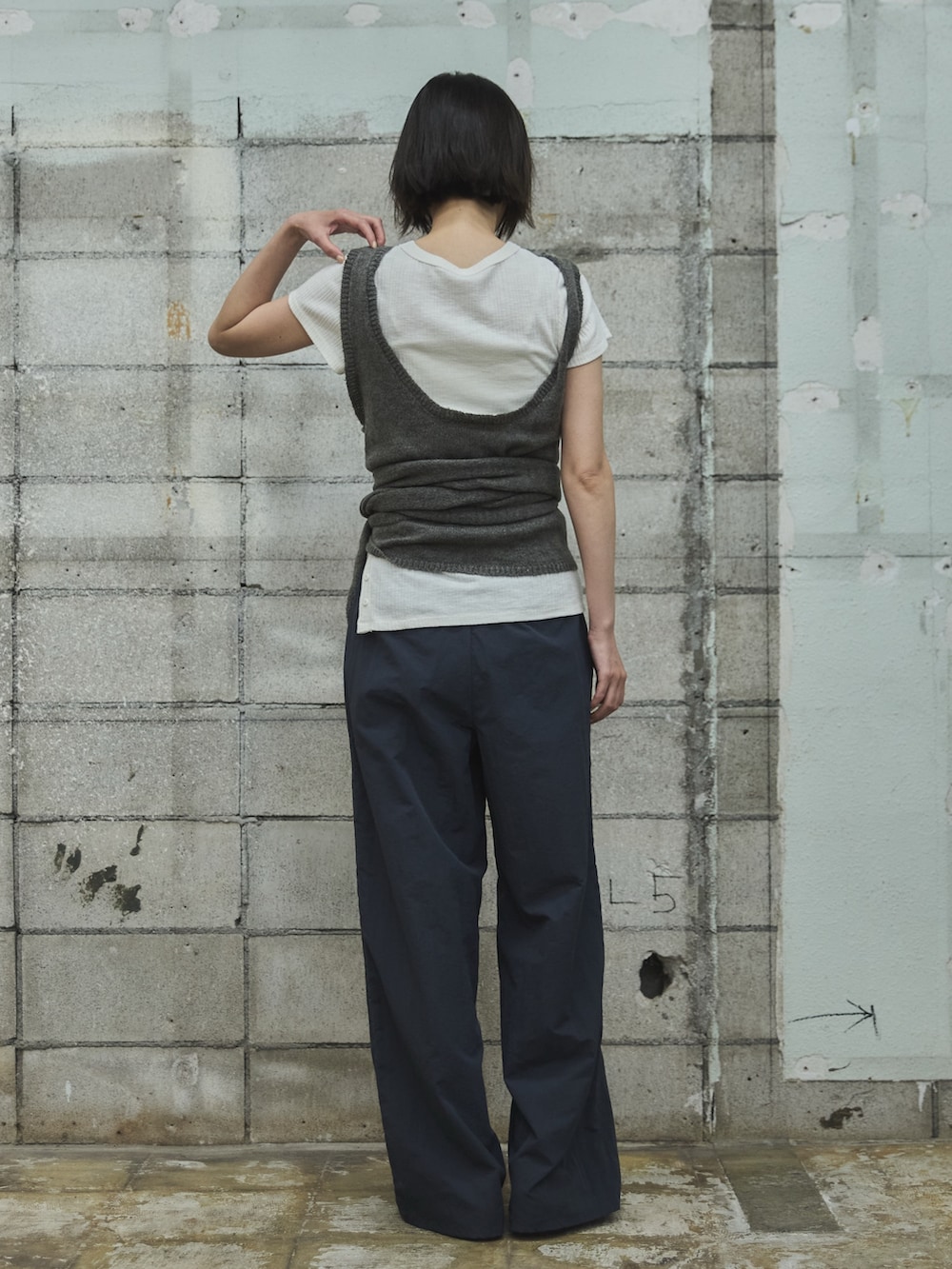 ホワイト系のTシャツ/カットソー、グレー系のその他トップス、ブラック系のその他パンツを着用したレディースの夏コーディネートの3枚目の写真